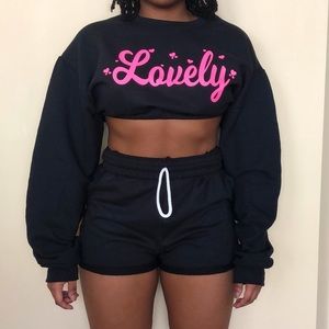 Comfy Black ‘Lovely’ Cropped Sweater 🖤💗